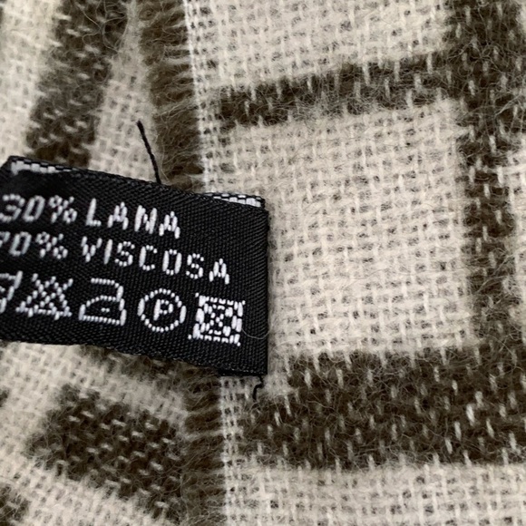 Geometric Patterned Scarf - Picture 9 of 9